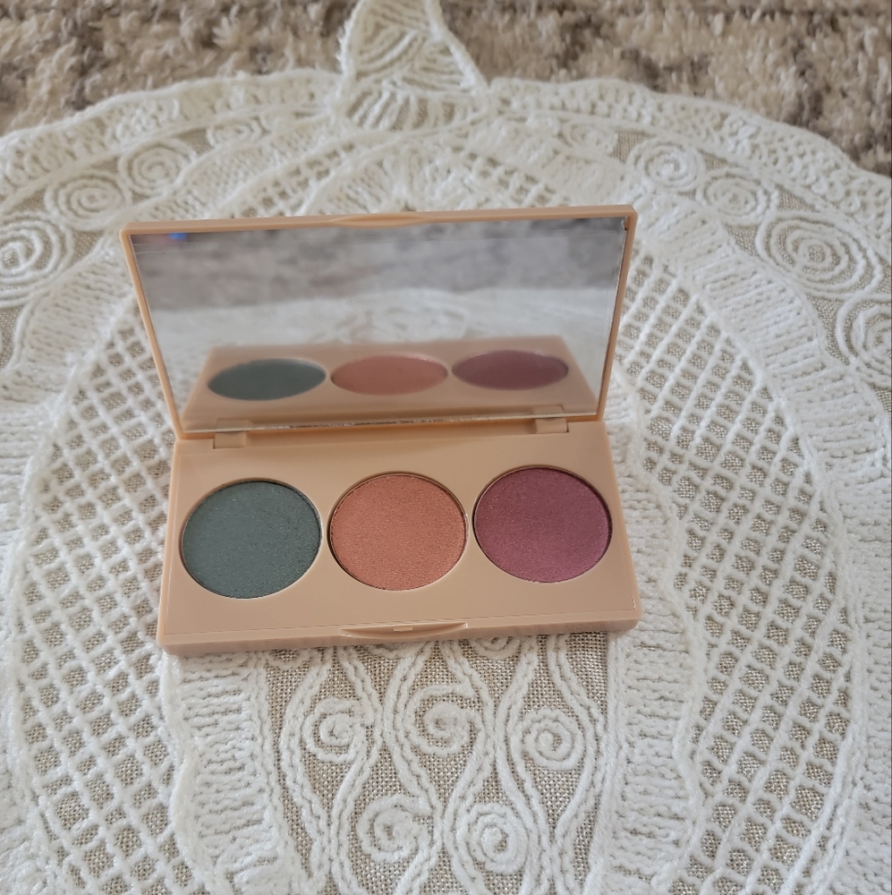 Boo - Tiful Trio Eyeshadow Palette by Farmasi